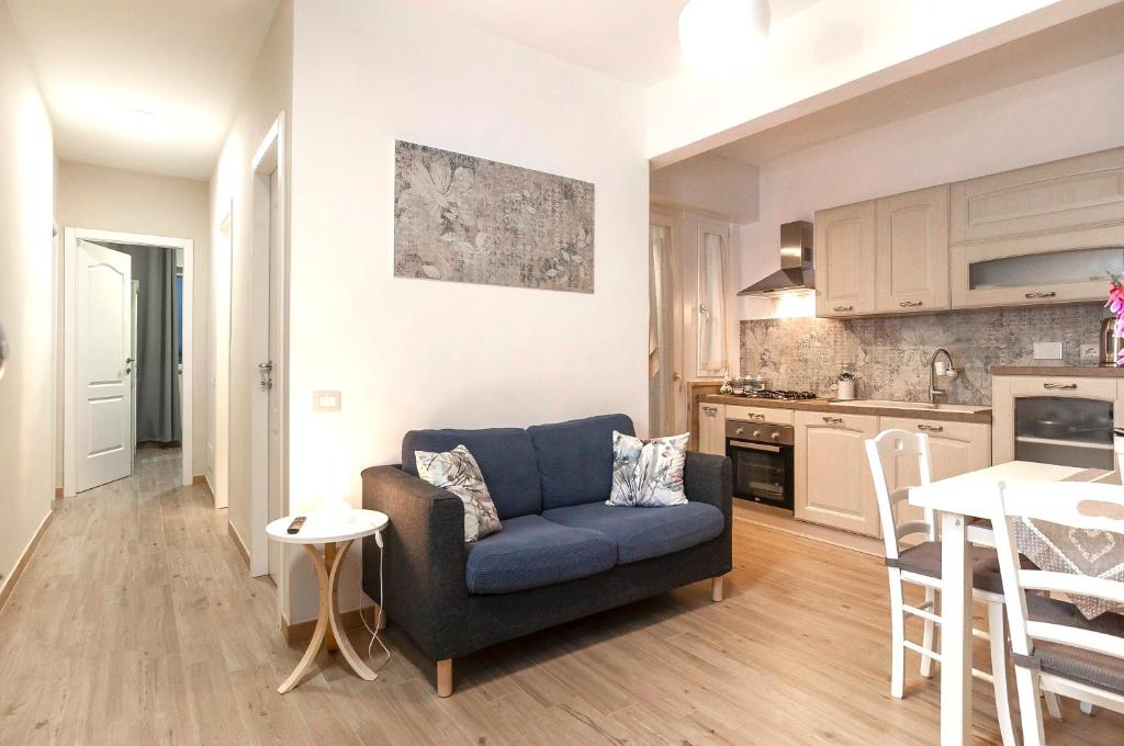 Elegant comfy three-rooms apartment in Eur with parking
