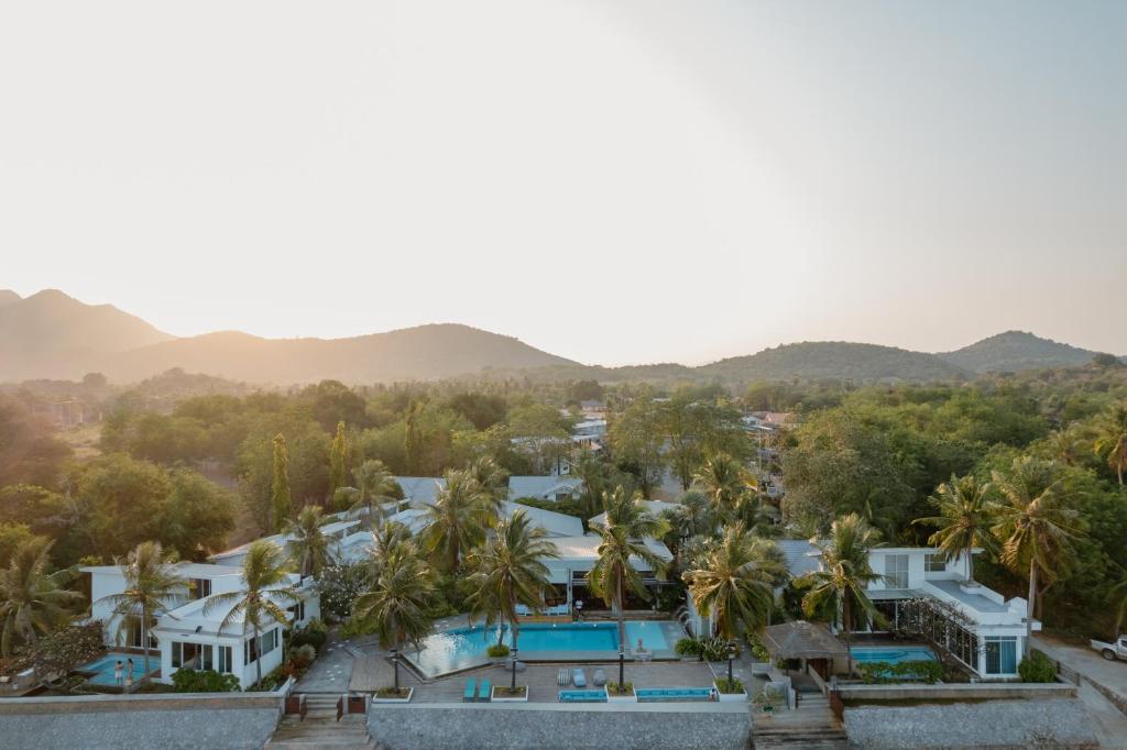三百峰的住宿－Minitel By The Sea - Pranburi，棕榈树度假村的空中景致