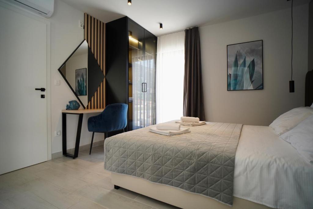 Un dormitorio con una cama, un escritorio y una silla. en Solis Apartments Bol 1, en Bol