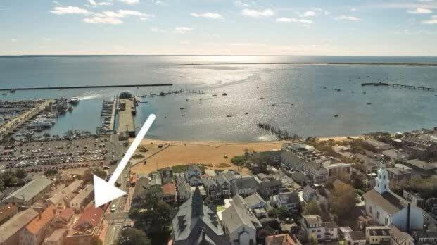 una vista aérea de una playa con una flecha blanca en Cozy Retreat on Commercial Street for 2 en Provincetown