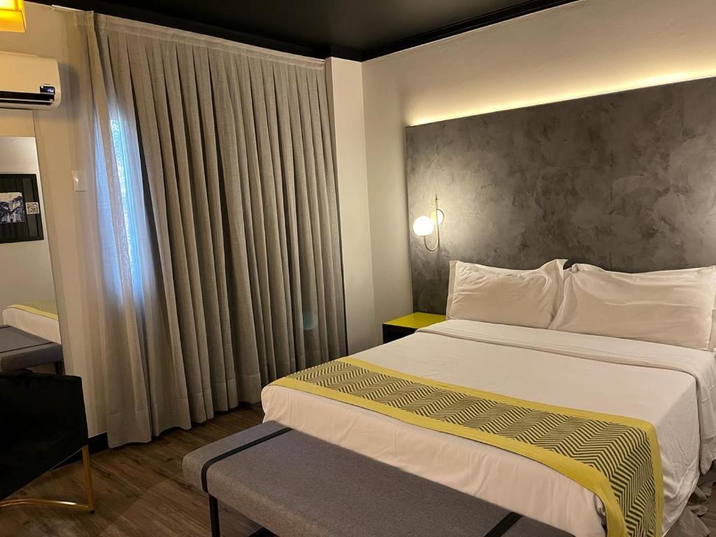 een hotelkamer met een bed en een raam bij Oasis Tower Hotel in Ribeirão Preto