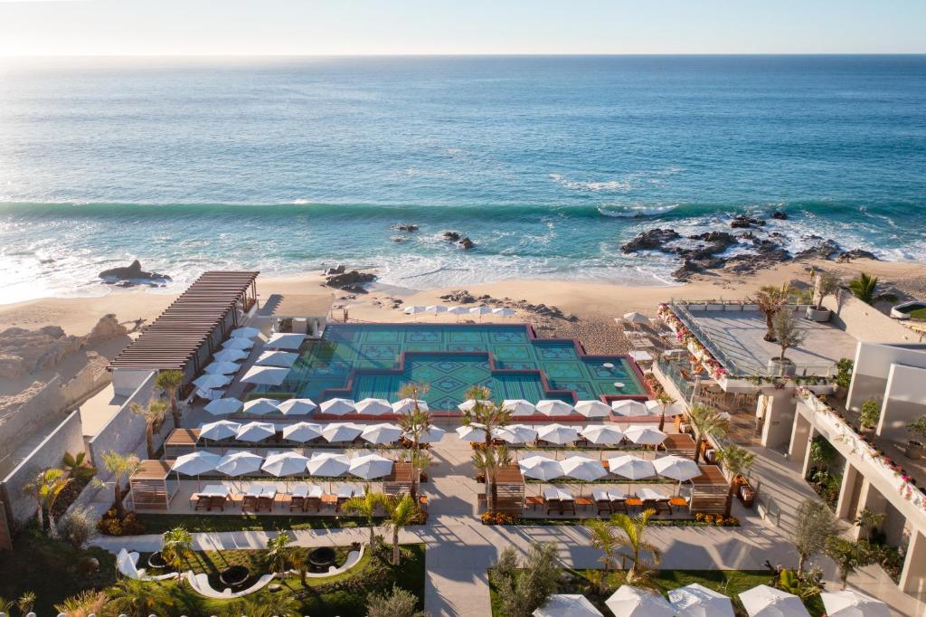 z powietrza widok na plażę i ocean w obiekcie Grand Velas Boutique Hotel w mieście San José del Cabo
