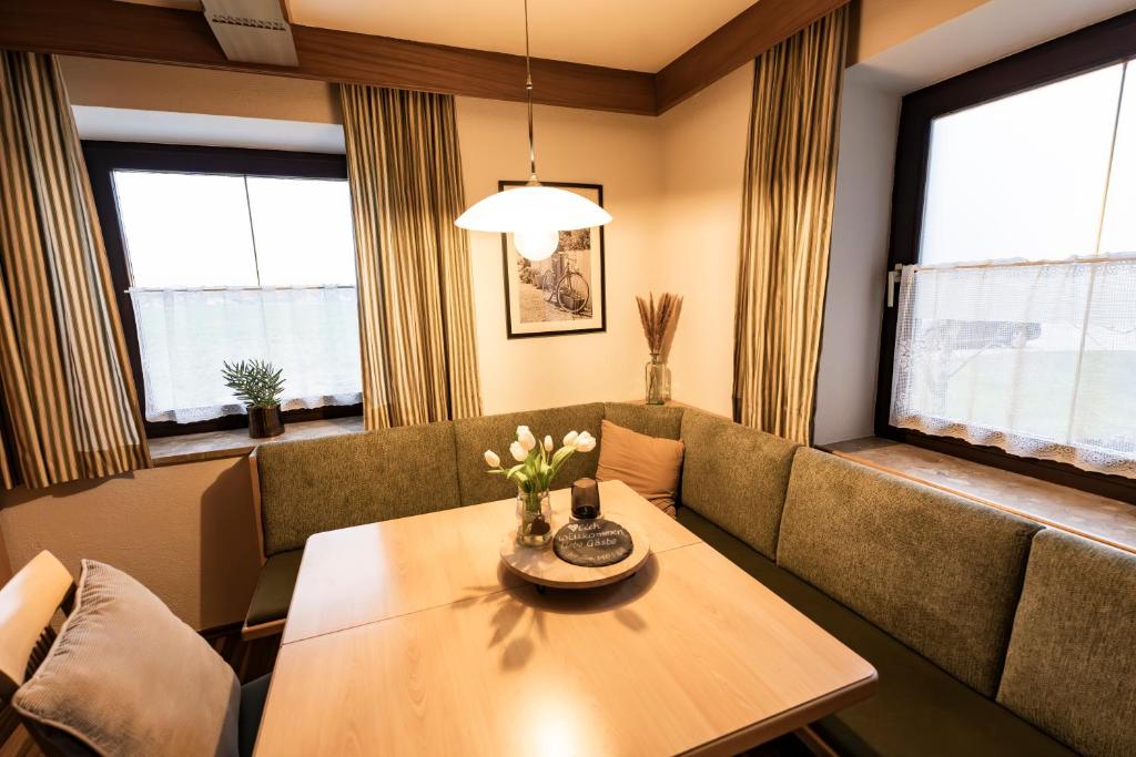 een woonkamer met een tafel en een bank bij Ferienhaus Moser 