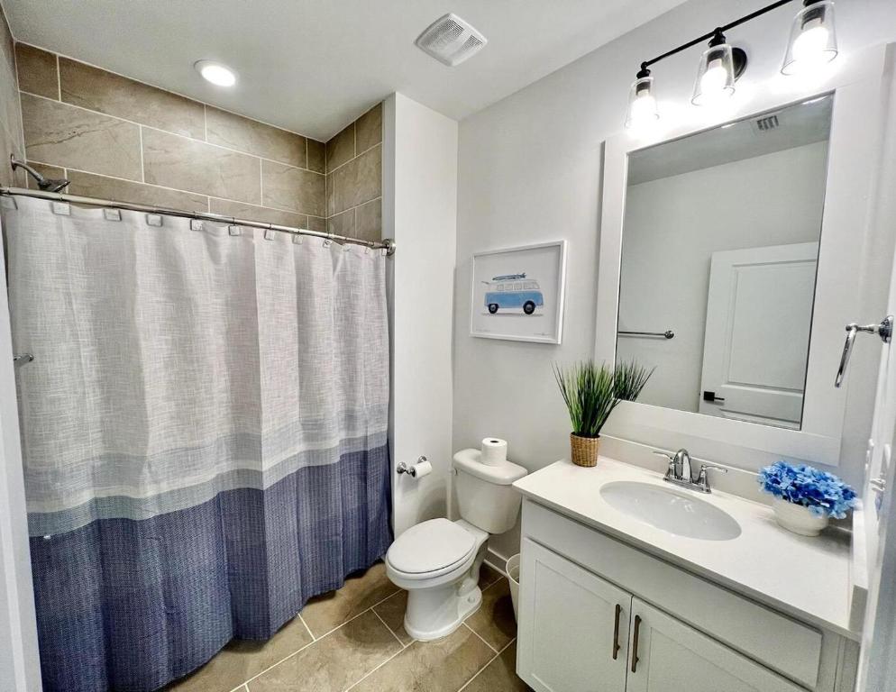 Koupelna v ubytování Beautiful 3br/25ba w/ Kayak access, Sleeps 10