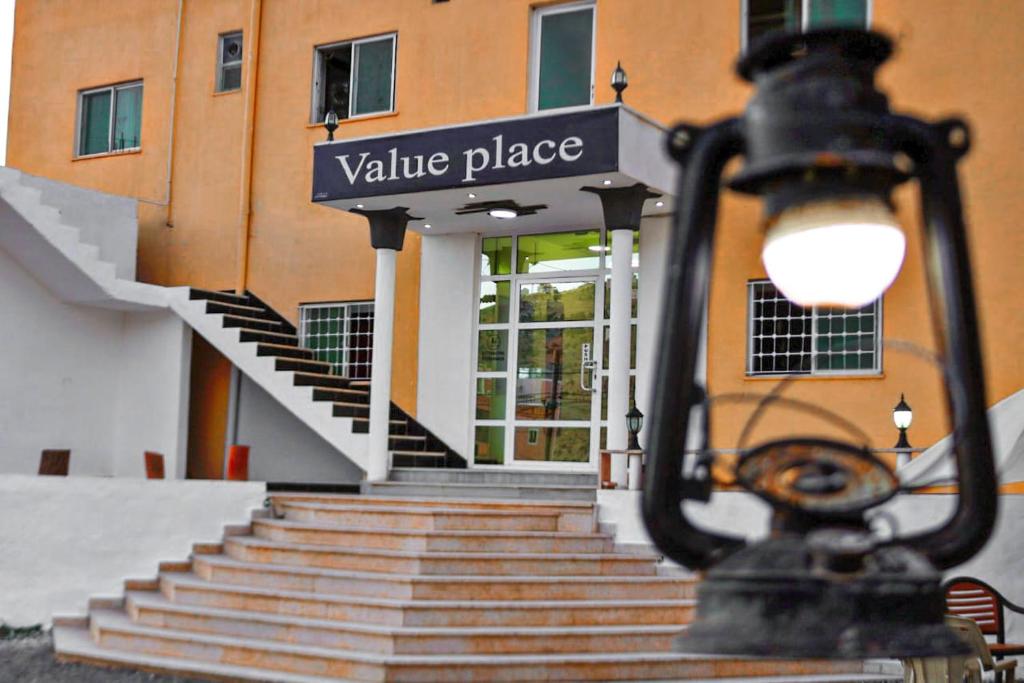 un lampione di fronte a un edificio con scale di Value Place a Wadi Musa