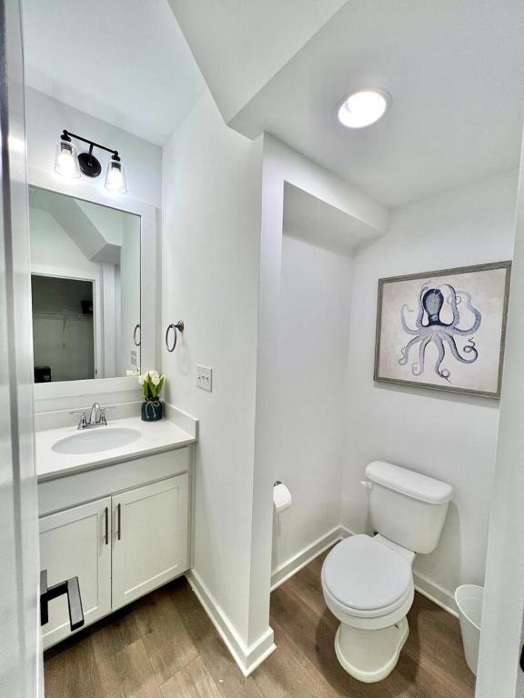 Koupelna v ubytování Beautiful 3br/25ba w/ Kayak access, Sleeps 10