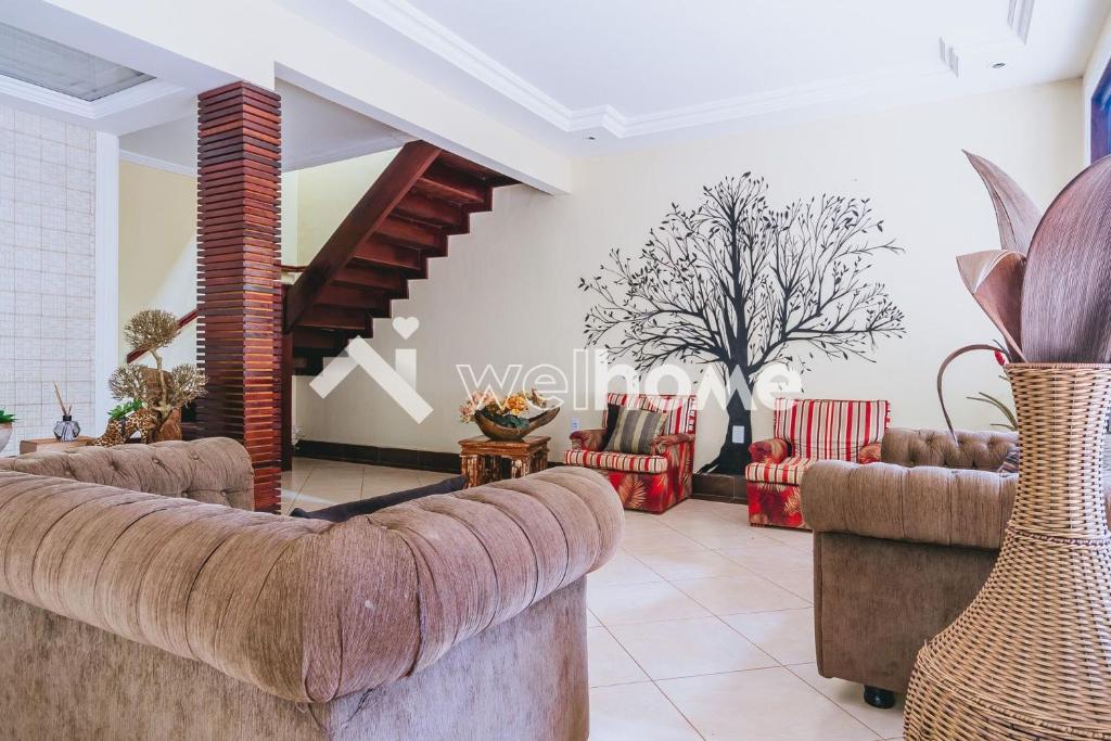 - un salon avec des canapés et un escalier dans l'établissement Casa a 5 minutos da Praia Rasa, em Búzios, à São Vicente