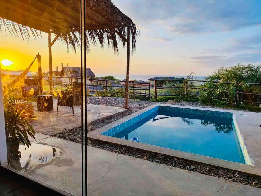 una piscina frente a una casa en Casa de Playa con Piscina Privada, en Los Órganos