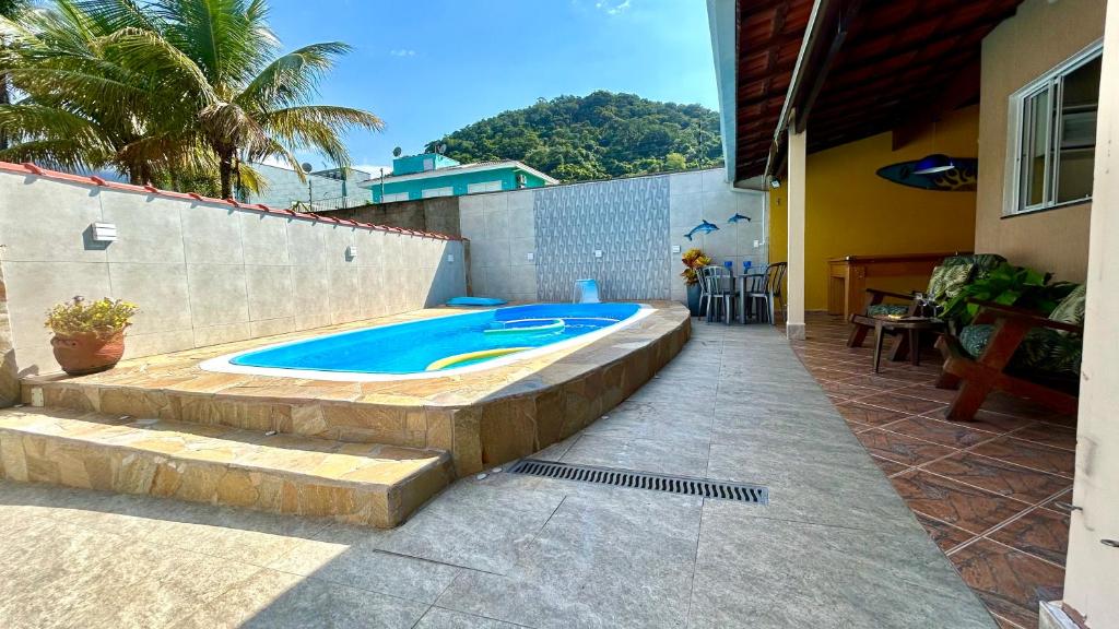 a swimming pool in the backyard of a house at Casas CostaMar in Caraguatatuba