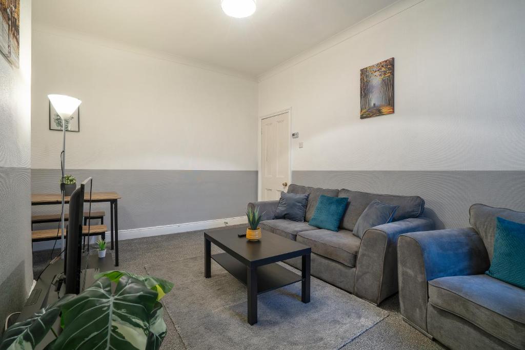 A seating area at 3 Bed-Free Parking-Close to City