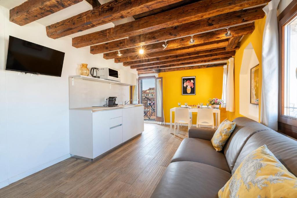 a living room with a couch and a kitchen at Ca' dell'Arciere Apartments in Venice