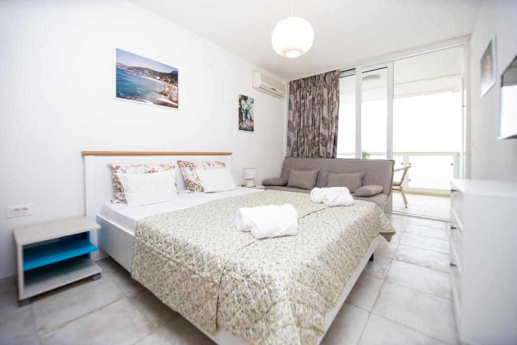 Postel nebo postele na pokoji v ubytování Apartments AriaSana-5m from the beach