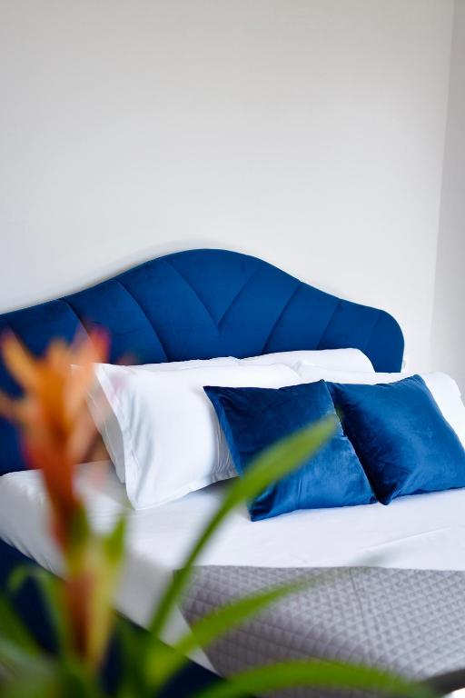 Ένα ή περισσότερα κρεβάτια σε δωμάτιο στο Room Nine 9 Beachfront Apartments