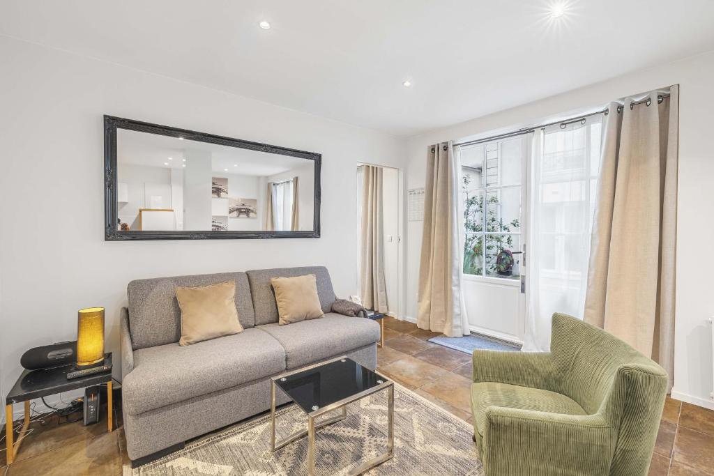 un salon avec un canapé et une chaise dans l'établissement Bella Citta, à Paris