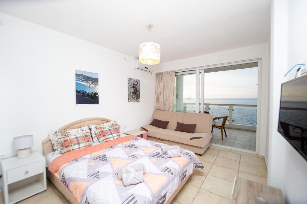 Postel nebo postele na pokoji v ubytování Apartments AriaSana-5m from the beach