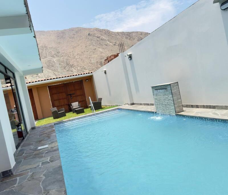 uma grande piscina em frente a uma casa em Hermosa casa cerca a Cieneguilla em Huarochirí