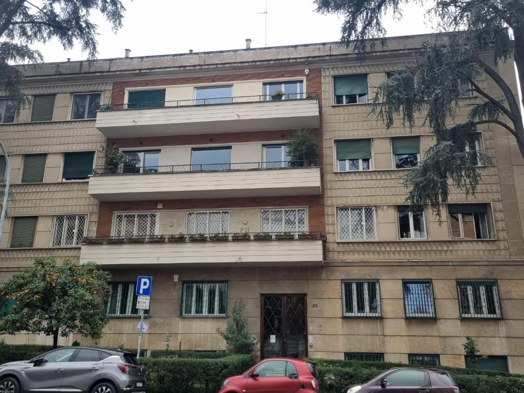 un edificio con auto parcheggiate di fronte di Domus Euclide a Roma