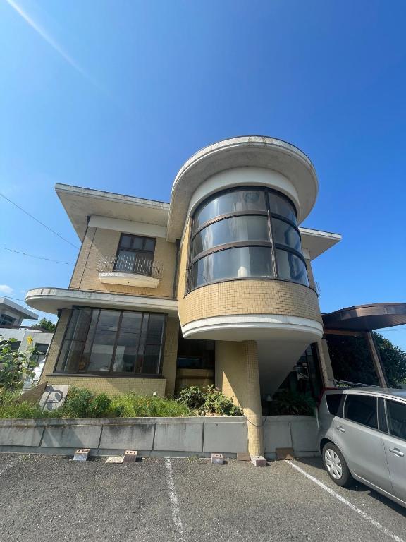 Awaにあるart village - Vacation STAY 16315vの駐車場に車が停まっている建物