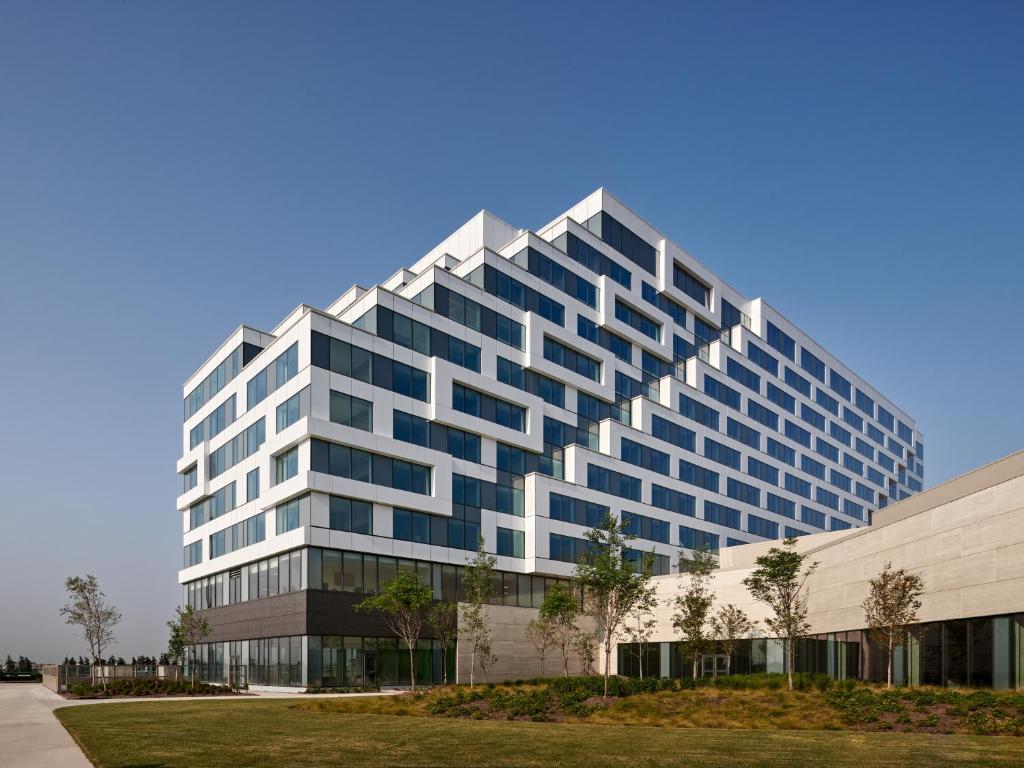 un grand bâtiment de bureau avec beaucoup de fenêtres dans l'établissement Great Canadian Casino Resort Toronto, à Toronto