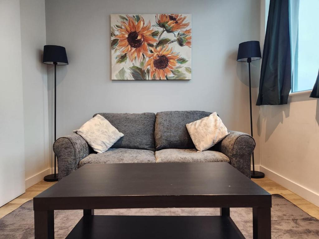 Кът за сядане в Manchester Extended Stay Apartments