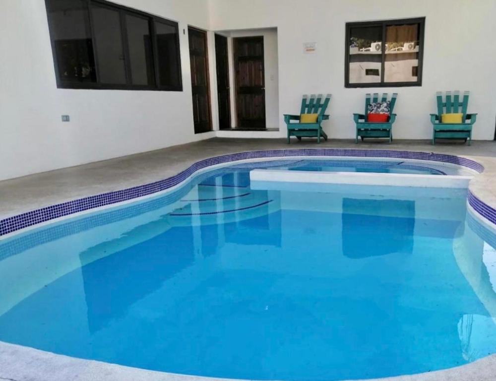 una piscina de agua azul en una casa en Casa 2 Salinas Monterrico completamente equipada y con piscina privada, en Monterrico