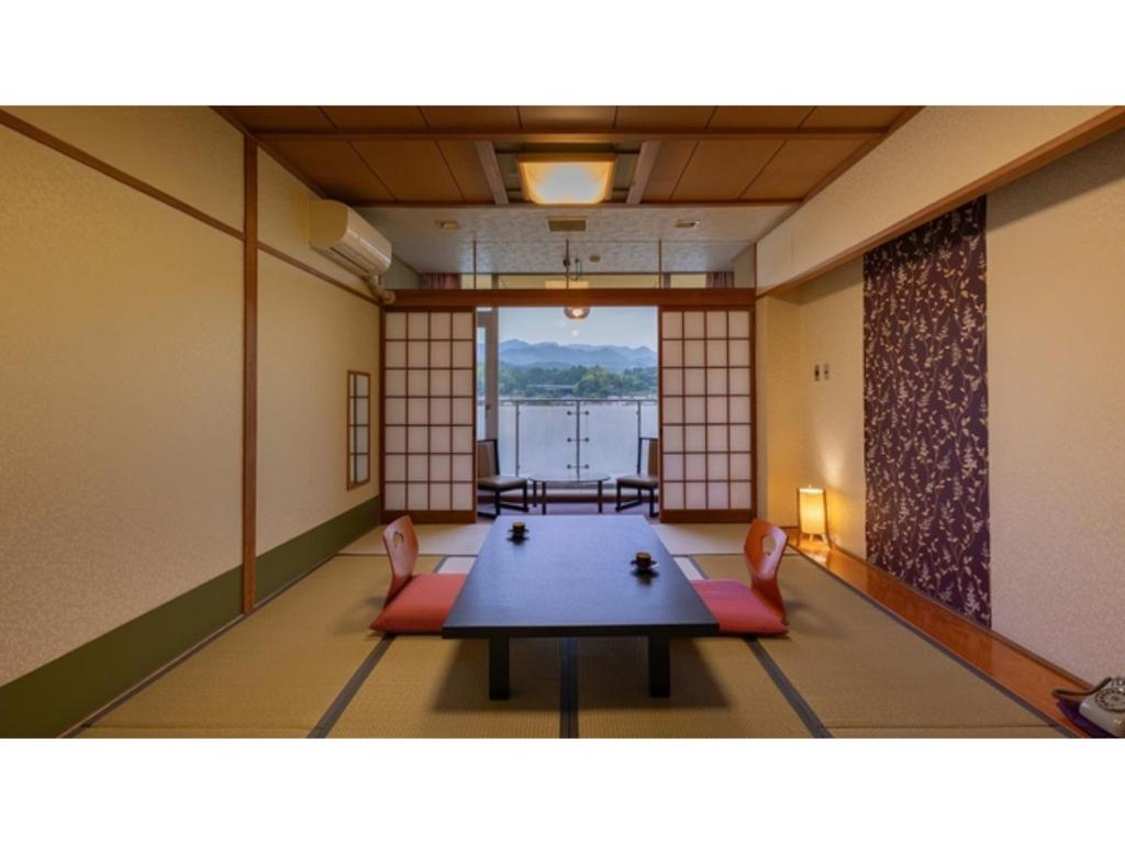 Mikuma Hotel - Vacation STAY 63469v في هيتا: غرفة مع طاولة وكراسي ونافذة