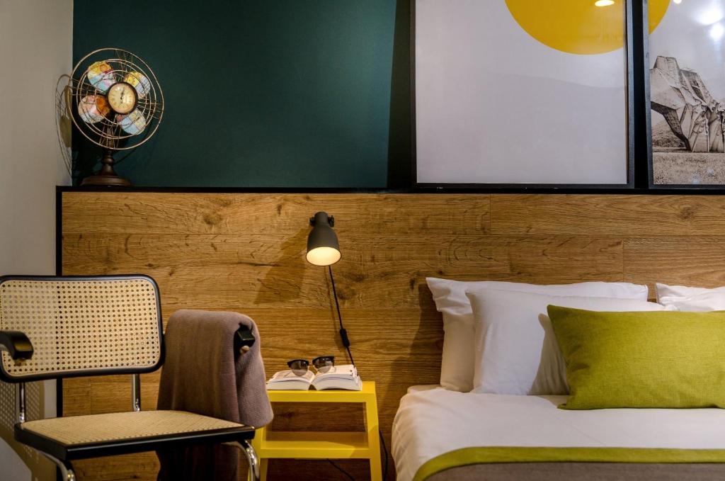 Postel nebo postele na pokoji v ubytování Dizengoff square boutique - aparthotel