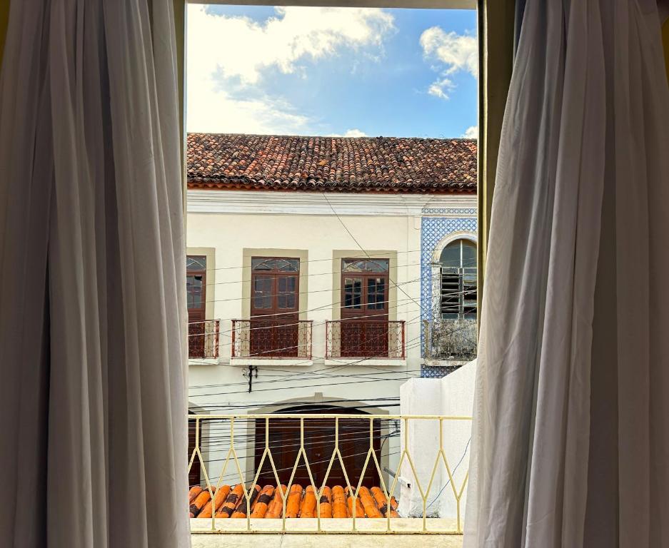 una ventana con vistas a un edificio en Solar dos Poetas, en São Luís