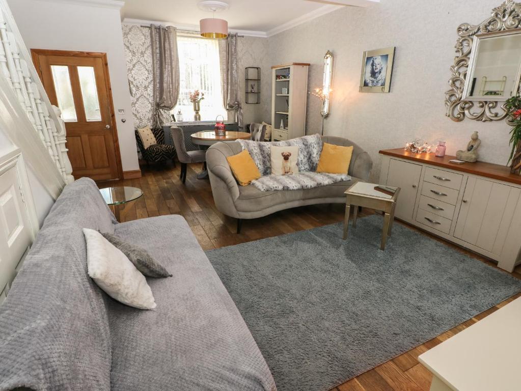 een woonkamer met een bank en een tafel bij 5 Pontardulais Road in Llanelli