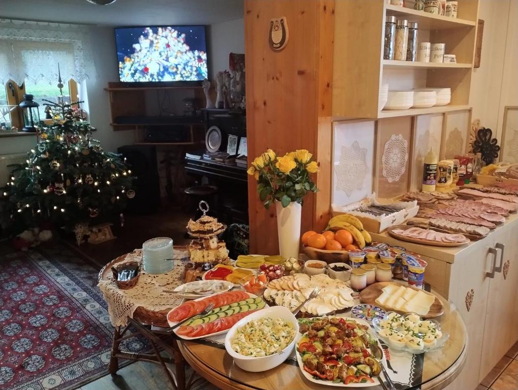 un tavolo con molti tipi diversi di cibo su di esso di "U Skowronków" a Bukowina Tatrzańska