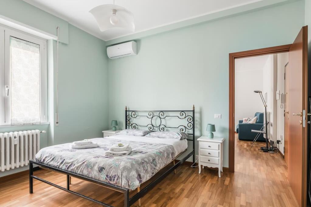 ローマにあるVatican Rome Apartmentのベッドルーム1室(大型ベッド1台付)