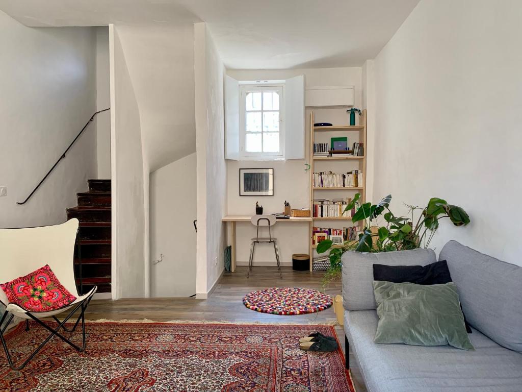 un salon avec un canapé et une table dans l'établissement Lumineuse maison de centre-ville, à Arles