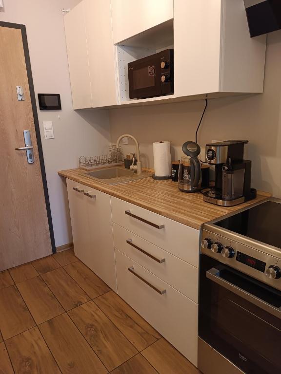 Kuchyňa alebo kuchynka v ubytovaní Sleep In Apartament Centrum