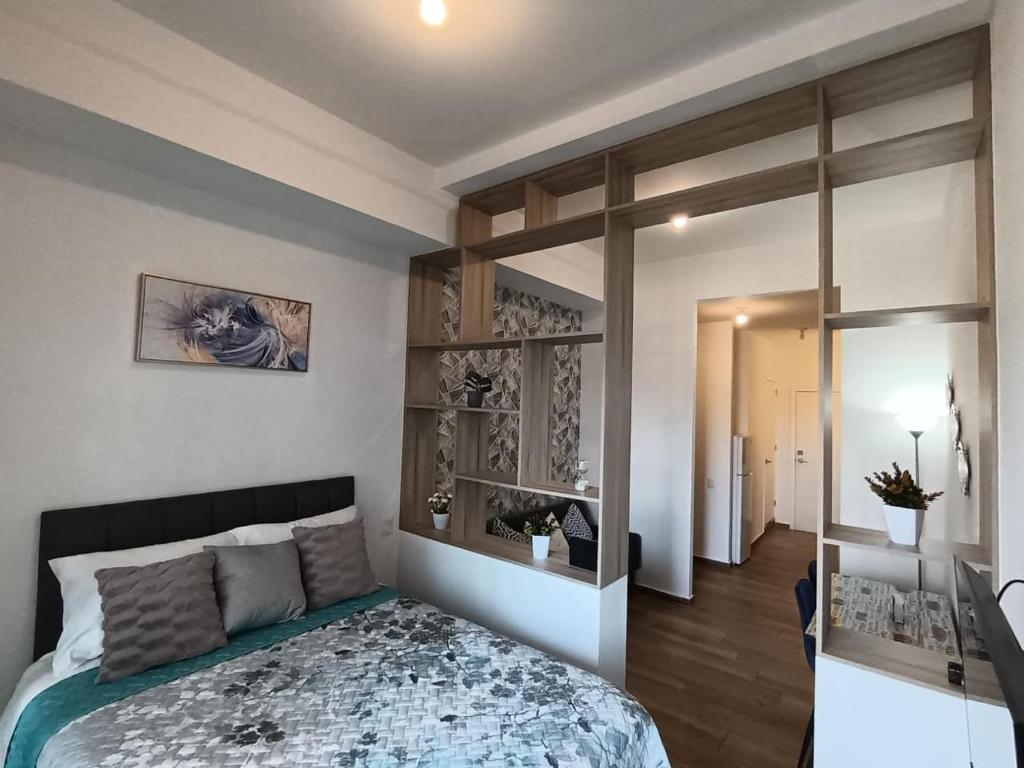 a bedroom with a bed and a large mirror at Cozy, spacious and well located apartment in Guatemala
