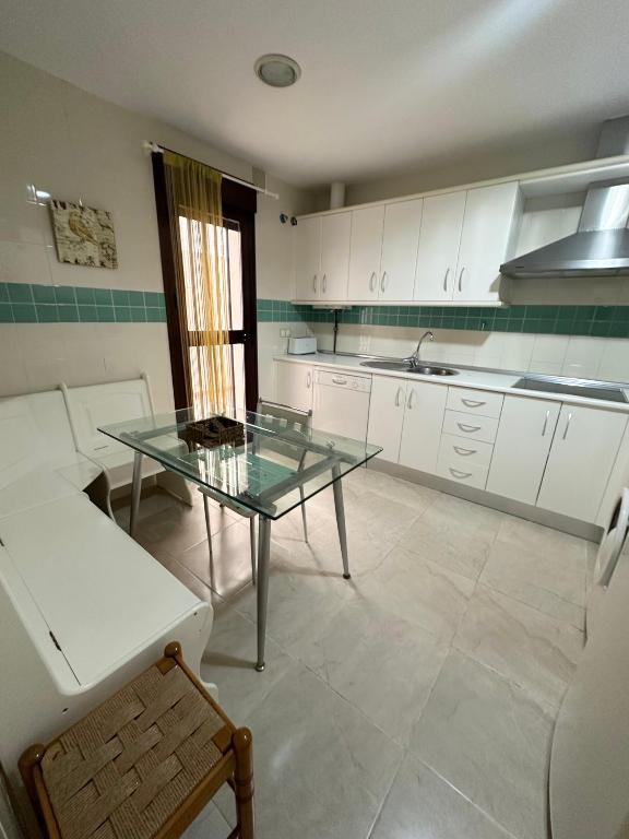 Kuchyň nebo kuchyňský kout v ubytování VillaCarreta piscina comunitaria y parking privado a 7 minutos de la playa a pie
