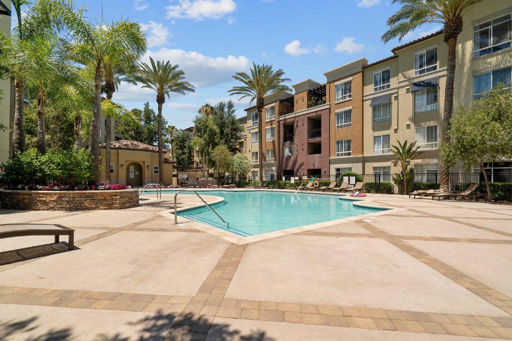 Luxury 3 Bedroom 2 Bath Condo Close to Six Flags, Santa Clarita