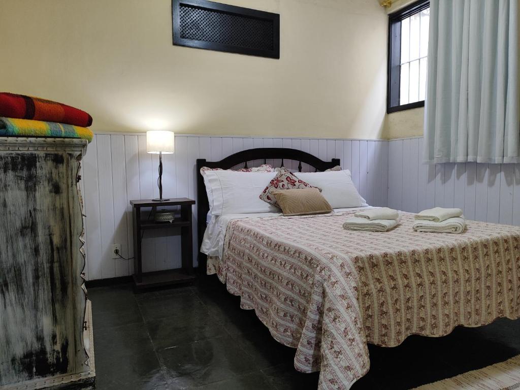 um quarto com uma cama com duas toalhas em Apartamento no bairro Quitandinha - Petrópolis RJ em Petrópolis