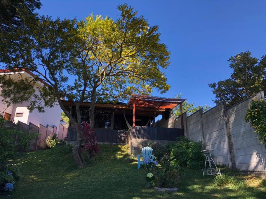 um quintal com uma cerca e uma casa em Cabaña Sabana Redonda, Poás em Poás