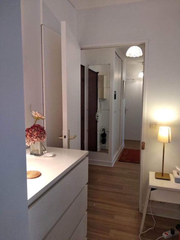- une cuisine blanche avec un comptoir et un miroir dans l'établissement Sympa-Appart, à Paris