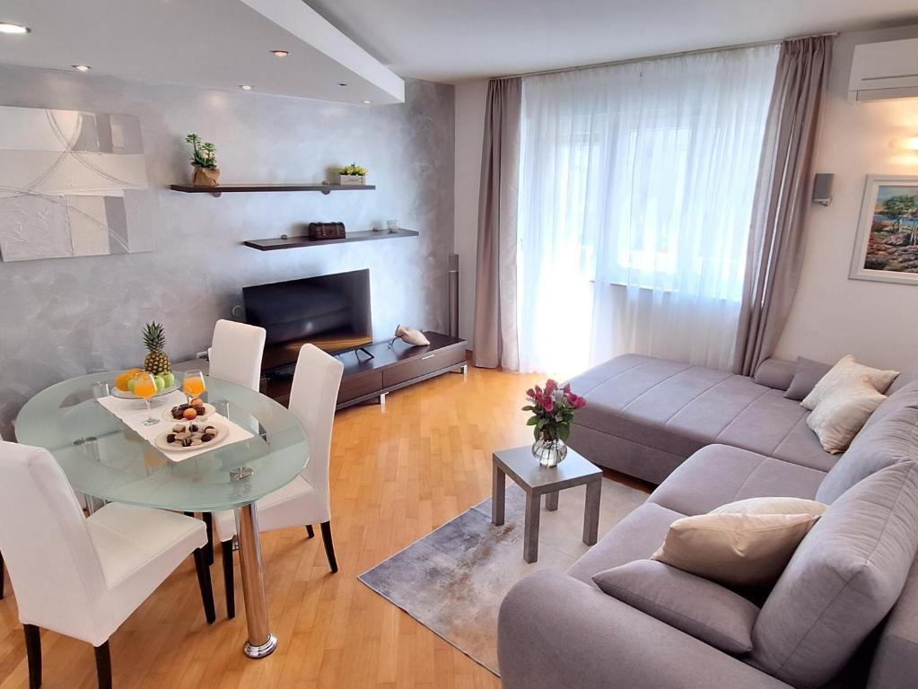 sala de estar con sofá y mesa en Apartment Leona, en Split