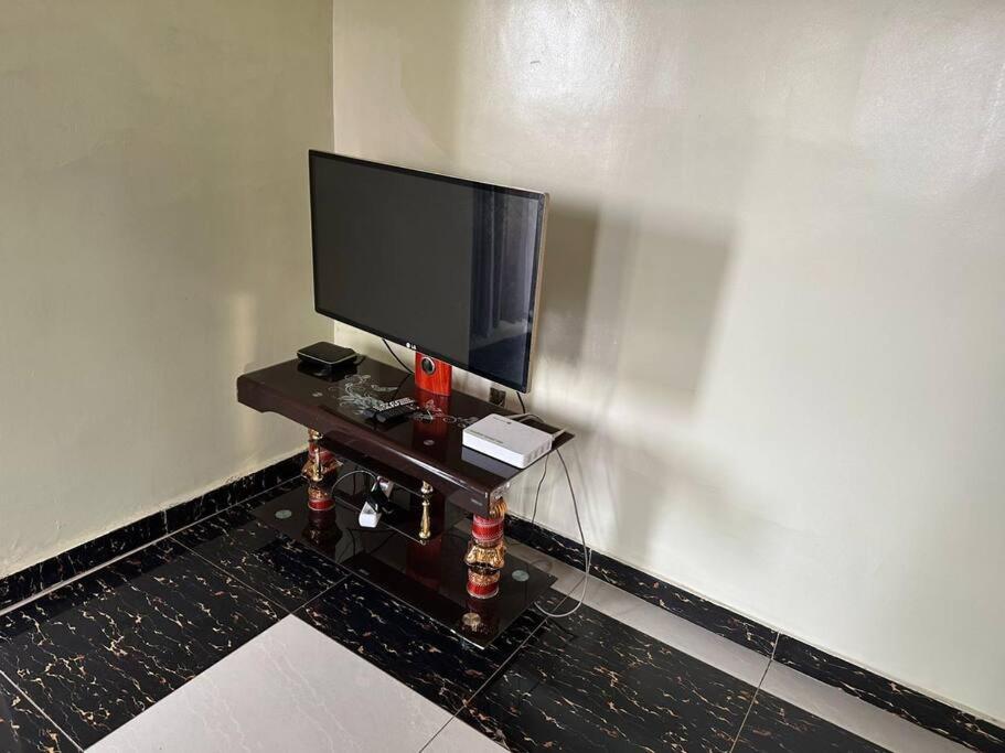een flatscreen-tv zittend op een tafel in een kamer bij Private house in Kibagabaga in Kigali