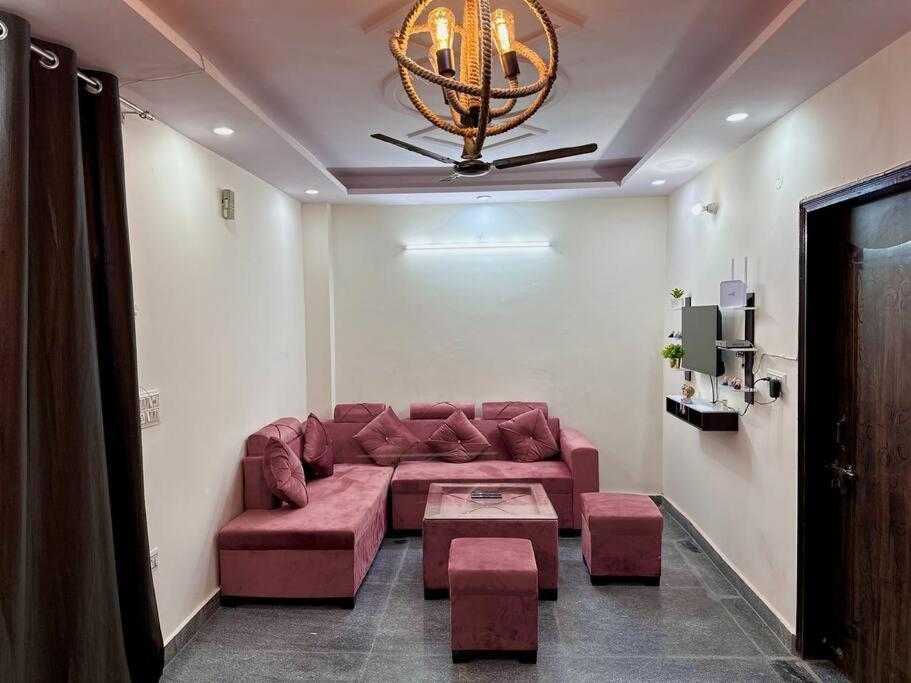 O zonă de relaxare la Modern 2bhk near Delhi Airports by Nirvana villa Apartments