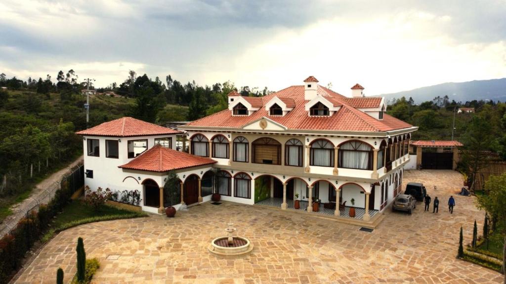 una vista aérea de una gran casa con en CASA RETIRO REAL, en Villa de Leyva