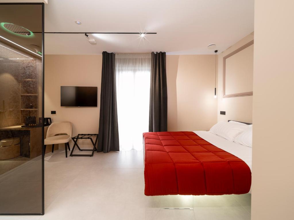 Postel nebo postele na pokoji v ubytování THE CAVE Suites SPA
