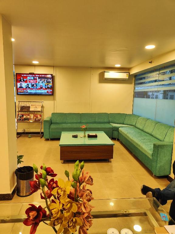 TV a/nebo společenská místnost v ubytování Rosemallow Hotel New Delhi