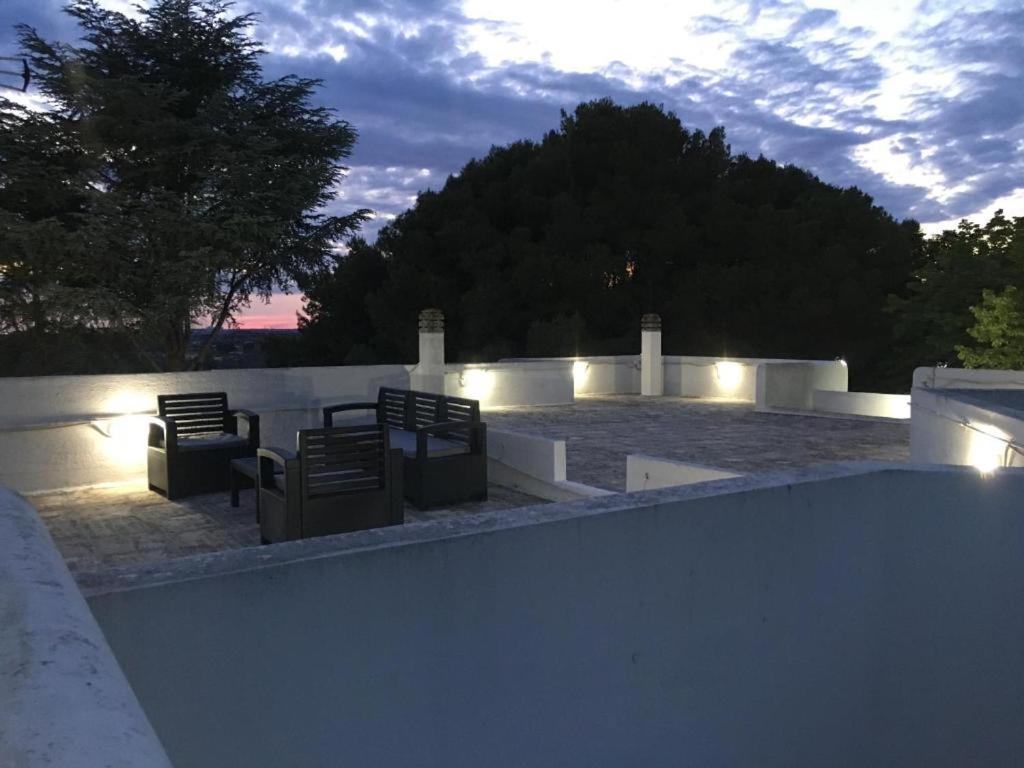 2 bancs assis sur un patio éclairé dans l'établissement VILLA LUCIA, à Matino
