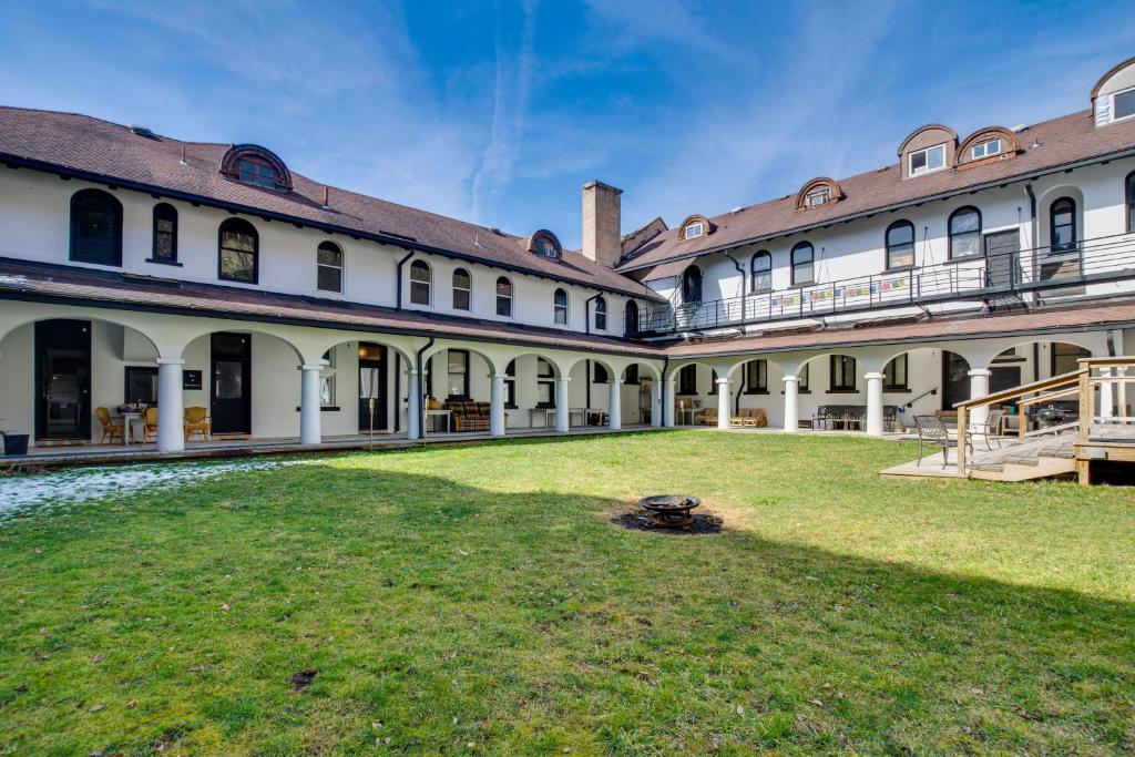 Historic Wheeling Condo with Fireplace Near Museums!, Wheeling