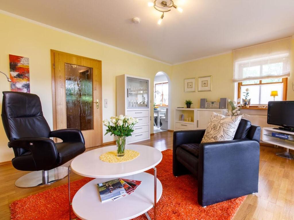 sala de estar con 2 sillas y mesa en Holiday apartment Alpenstern, en Ruhpolding