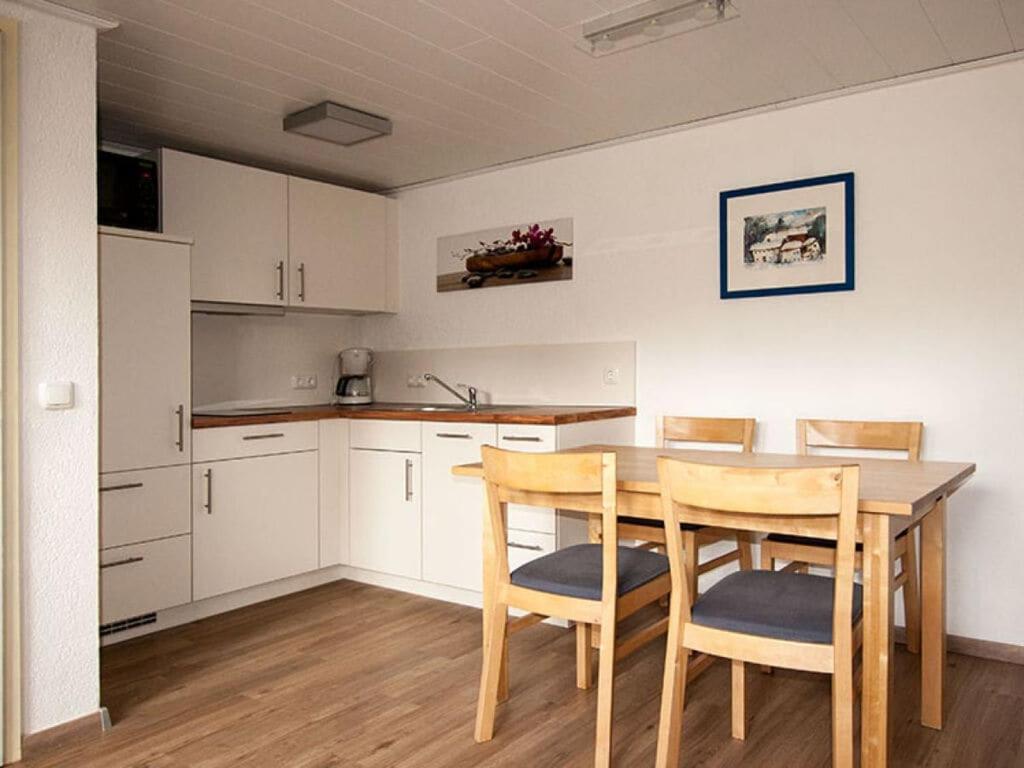 uma cozinha com mesa e cadeiras num quarto em Holiday apartment Stadler em Hinterschmiding