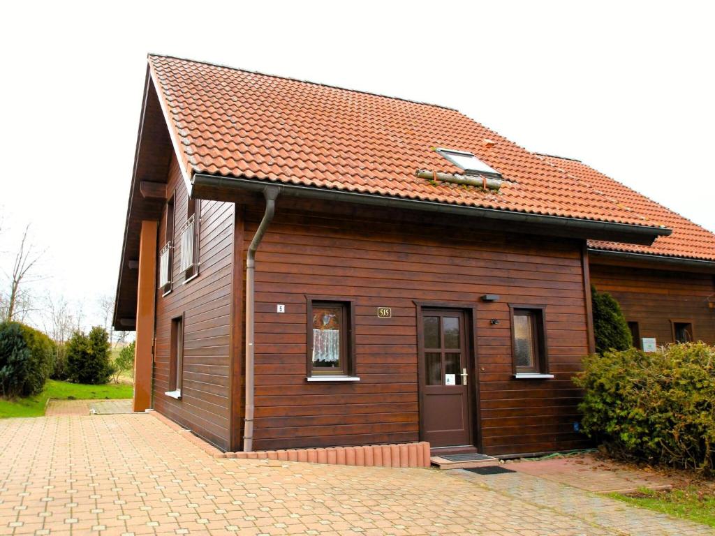 una piccola casa marrone con tetto rosso di Semi-detached house, Hasselfelde a Hasselfelde